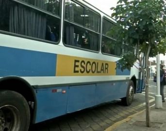 Ônibus escolares são usados como transporte coletivo