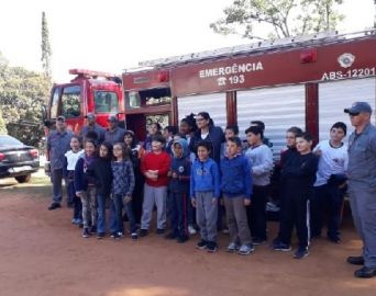 Bombeiros ministram palestra sobre queimadas a alunos de escola municipal