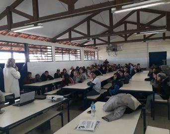 Alunos da Escola Celso Ferreira assistem palestra sobre bullying