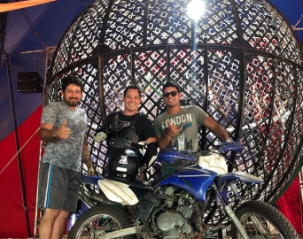 Avareense realiza sonho e pilota motocicleta em Globo da Morte