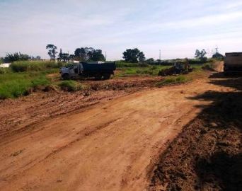 Caminhões são flagrados tirando terra do Parque de Exposições