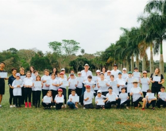 Alunos do Colégio Tyto Alba participam de plantio de árvores na Fazenda Caiçara