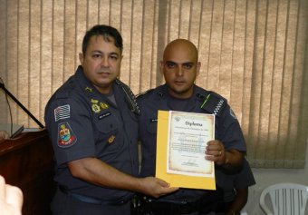 Soldado PM LIma foi destaque na Ocorrência do Mês. Na foto ele recebe a homenagem das mãos do Major Silvio. FOTO: SERGIO PEREIRA JORNAL SUDOESTE PAULISTA