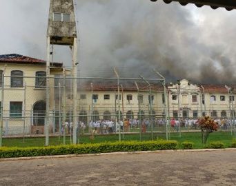 Rebelião resulta em fuga de 200 presos em penitenciária de Bauru