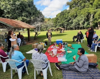 Idosos do CCI celebram Dia das Mães com piquenique no Horto Municipal