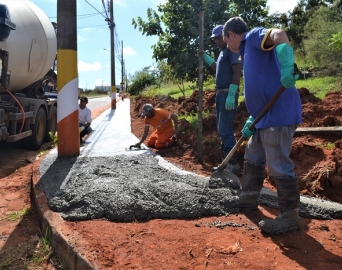 Prefeitura implanta calçada na região da Praça da Paz, do Cristo Redentor