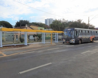 Pontos de ônibus são instalados na Avenida Major Rangel