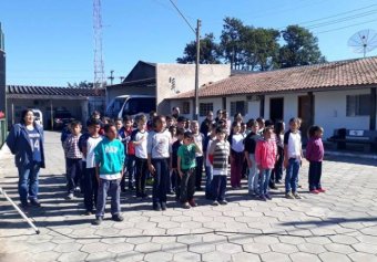 Alunos da Escola Municipal Elizabeth de Jesus Freitas marcaram presença na solenidade.