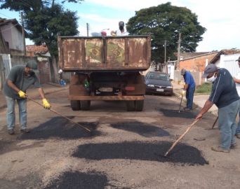 Prefeitura promove manutenção em bairros e conclui ponte na zona rural