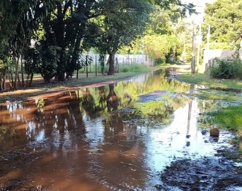 Vazamento de água no Costa Azul deixa alameda completamente alagada