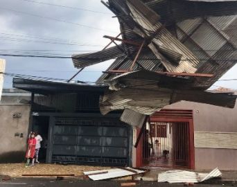 Vendaval deixa rastro de destruição em Marília