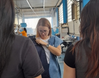 Jovens da Fundação CASA de Cerqueira César visitam fábrica de jeans em Avaré